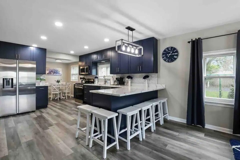 Breakfast bar seating also available