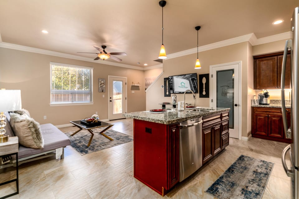  Equipped with stainless kitchen appliances % communal kitchen amenities. 