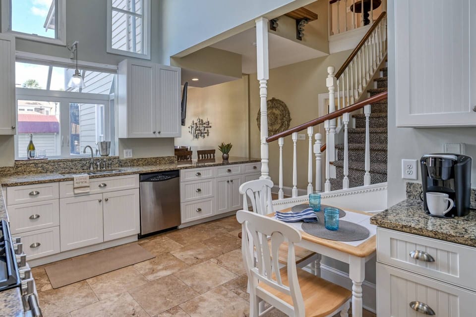 The kitchen is equipped with everything you need to prepare your favorite meal.