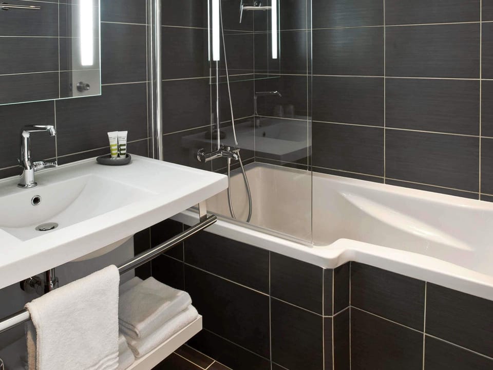 Standard Room, 1 Double Bed | Bathroom | Eco-friendly toiletries, hair dryer, towels