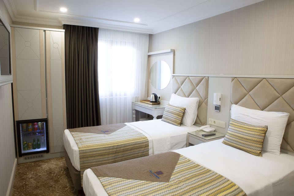 Superior Twin Room | Minibar, in-room safe, desk, laptop workspace