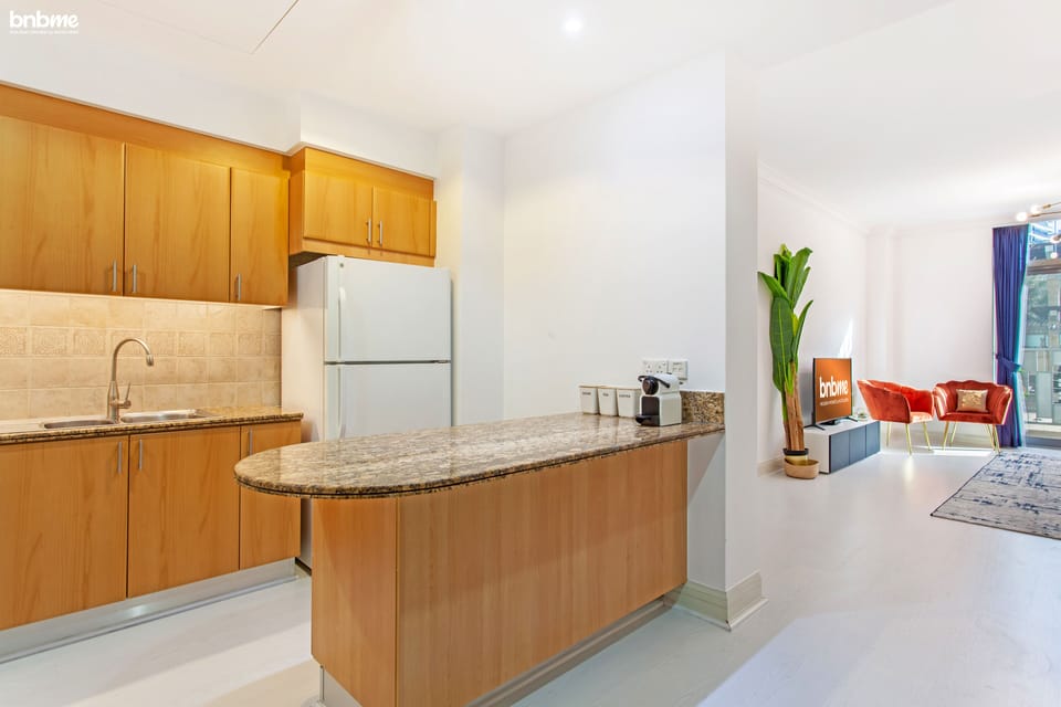 Deluxe Apartment | Private kitchen | Fridge, microwave, oven, stovetop