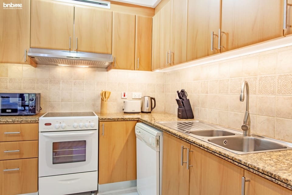 Deluxe Apartment | Private kitchen | Fridge, microwave, oven, stovetop