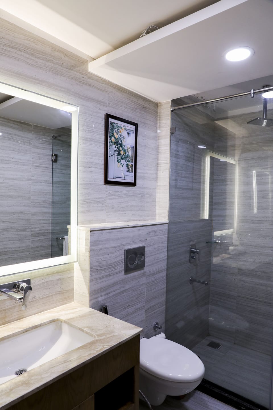 Executive Room | Bathroom | Shower, free toiletries, towels