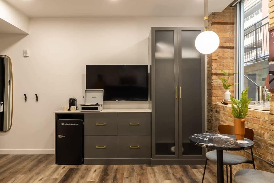 Each room boasts 50" Smart Tvs for all entertainment needs