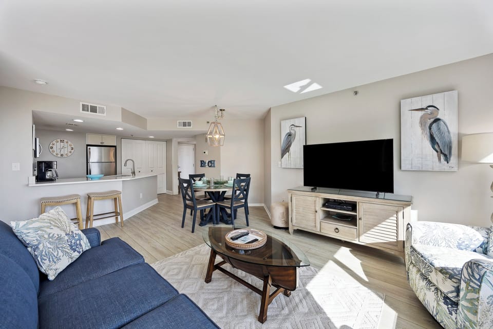 living room/dining area/kitchen