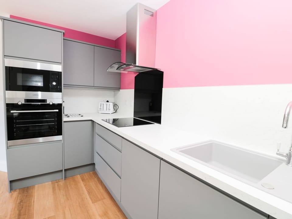 Cottage | Private kitchen | Fridge, microwave, dishwasher, cookware/dishes/utensils
