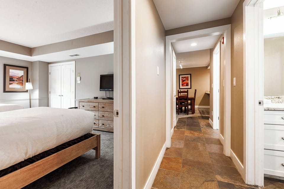 Bedroom 2 - 2 Double Beds / Hallway