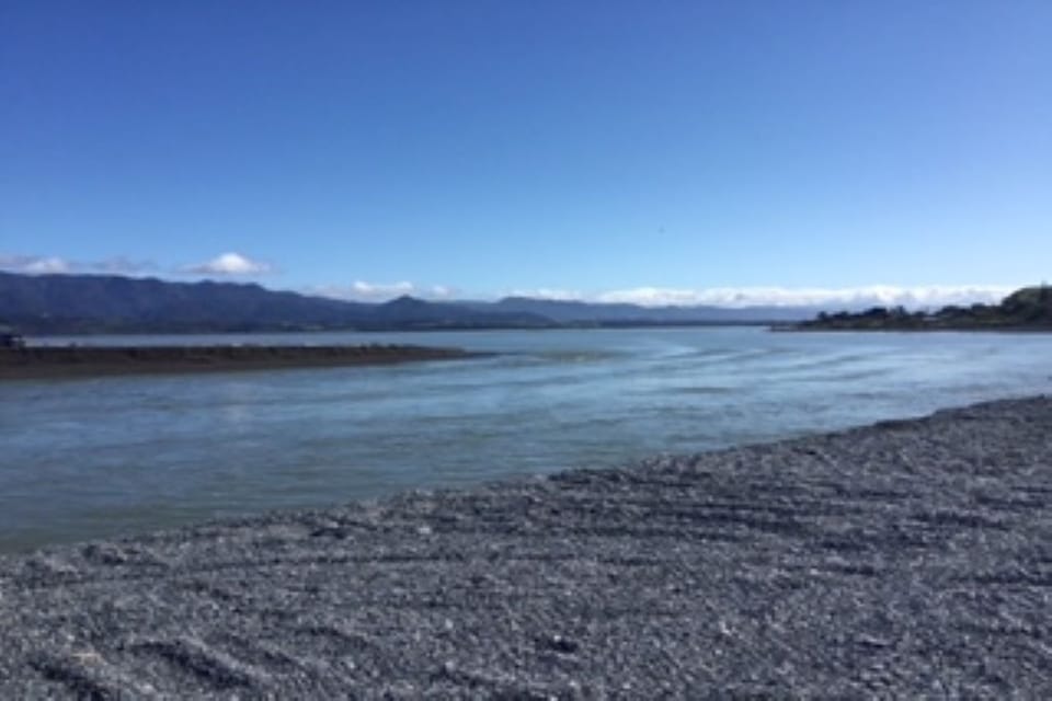 Lake Onoke - 2 min walk from the Bach