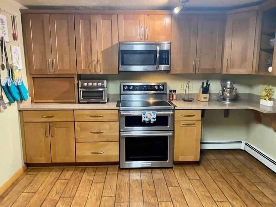 (19) spacious fully stocked kitchen for all your at home cooking needs