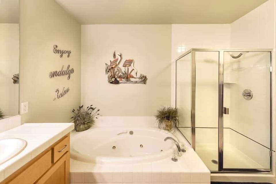 Coastal Breakers, Master King Bedroom ensuite Bathroom with Jetted Tub