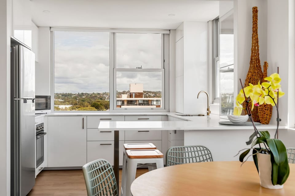 Kitchen and dining space for 6
