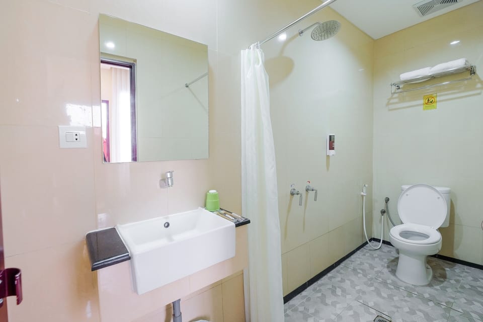 Standard Double Room, 1 Queen Bed | Bathroom | Shower, rainfall showerhead, free toiletries, bidet
