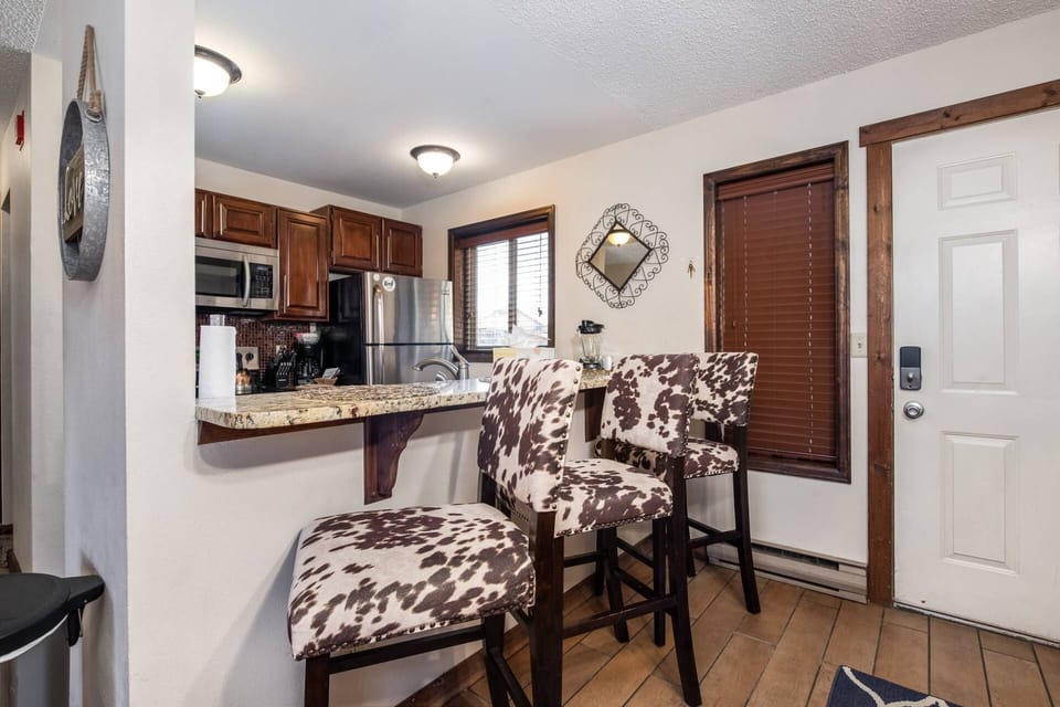 Full kitchen with basic kitchen cookware, utensils and appliances provided