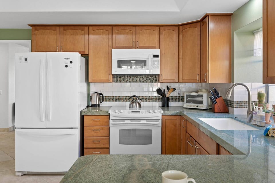 Beautiful Kitchen Cabinets & Countertops!