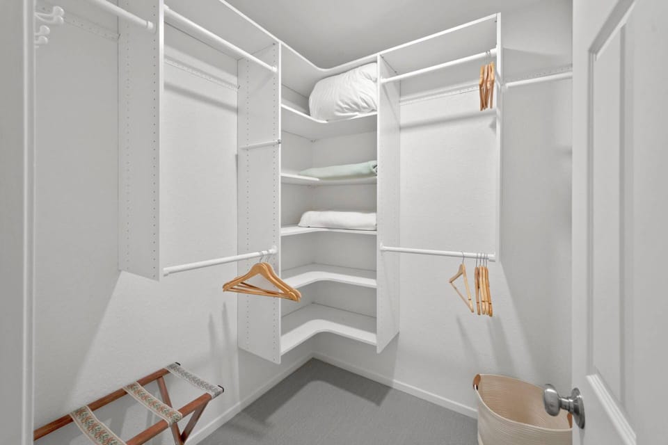 Main Bedroom Walk-in Closet