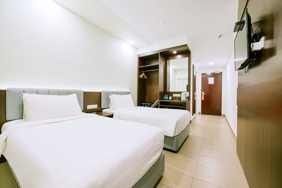 Comfort Room | In-room safe, desk, laptop workspace, blackout drapes