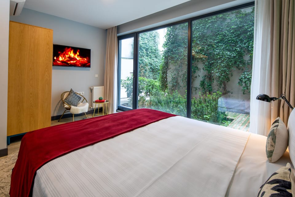 Premium bedding, minibar, desk, laptop workspace