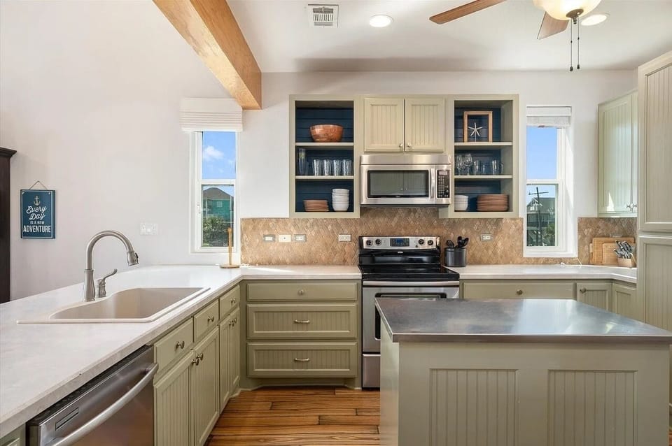 House, 4 Bedrooms | Private kitchen | Coffee/tea maker, fridge, microwave, oven