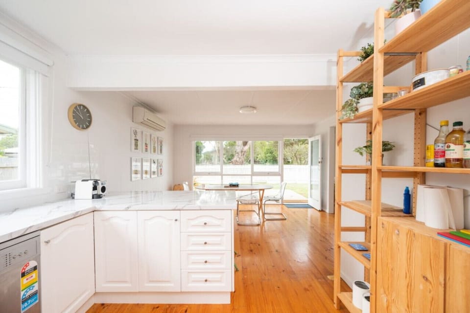 Spacious and fully equipped kitchen, perfect for those who love to prepare their meals.