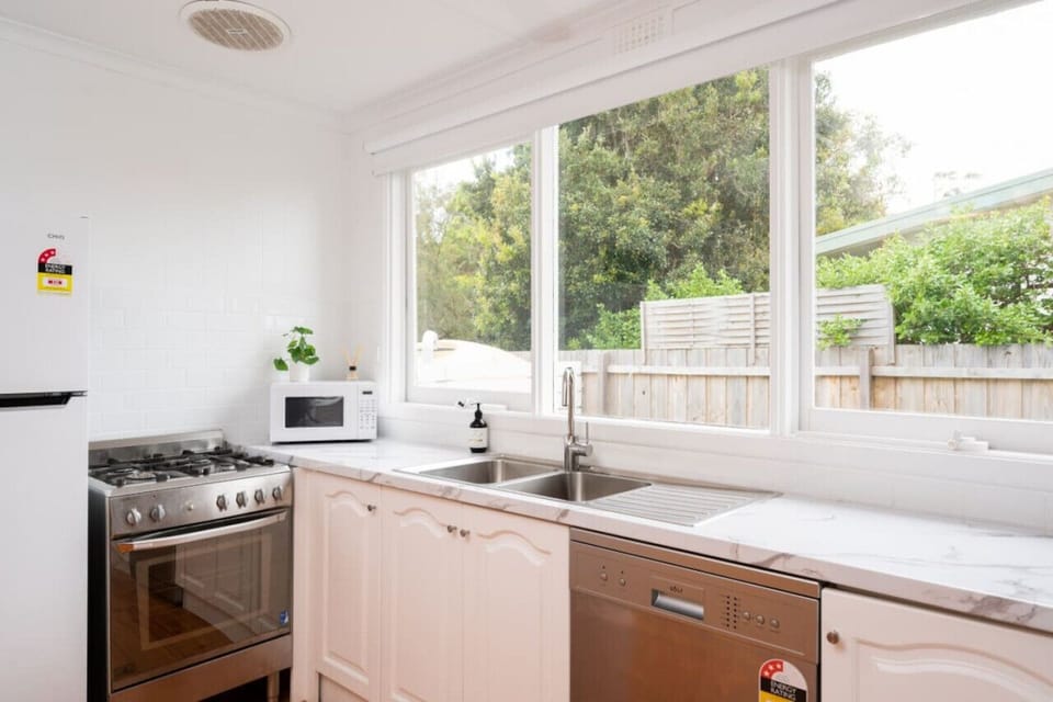 A home away from home with everything you need - Coffee maker: Nespresso, oven, stove top, fridge, toaster, kettle, dishwasher and microwave.