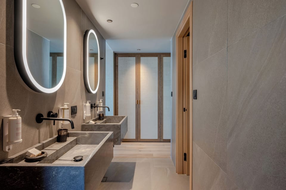 Grand Studio Suite, 1 King Bed (Amazing Escape) | Bathroom | Shower, designer toiletries, hair dryer, bathrobes
