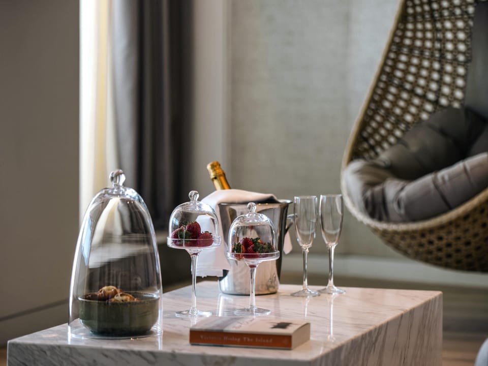 Grand Studio Suite, 1 King Bed (Amazing Escape) | Hypo-allergenic bedding, minibar, in-room safe, blackout drapes