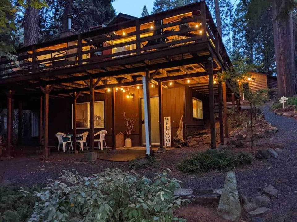 Your own private entrance and outdoor dining!