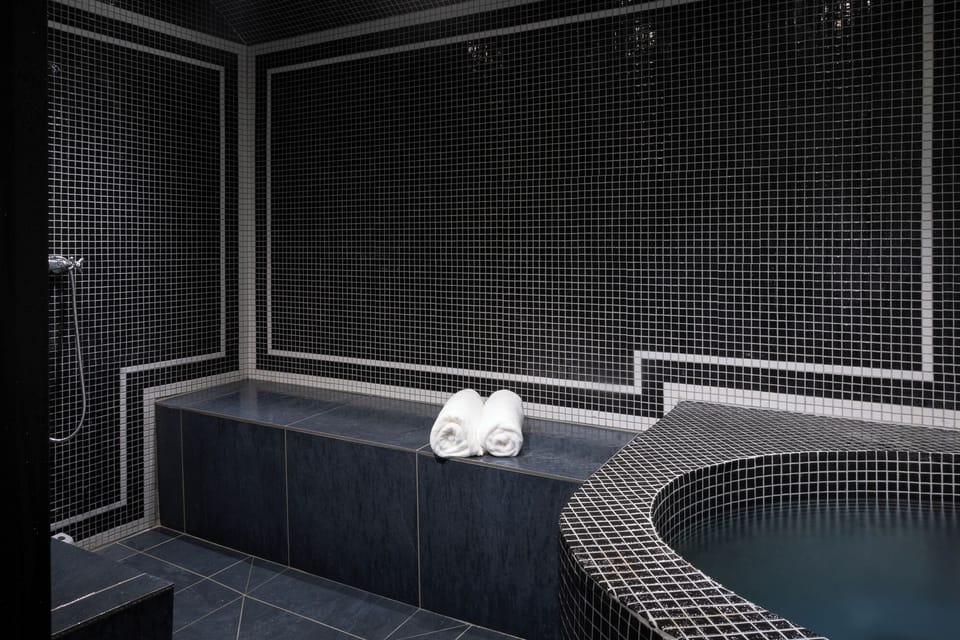 Couples treatment rooms, body treatments, deep-tissue massages