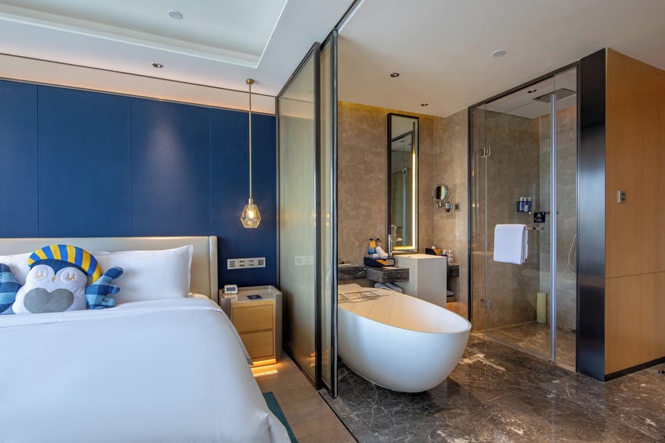 Premium Room, 1 King Bed, Bathtub | Minibar, in-room safe, blackout drapes, WiFi (free)