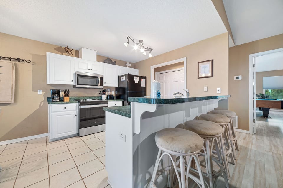 Kitchen with breakfast bar