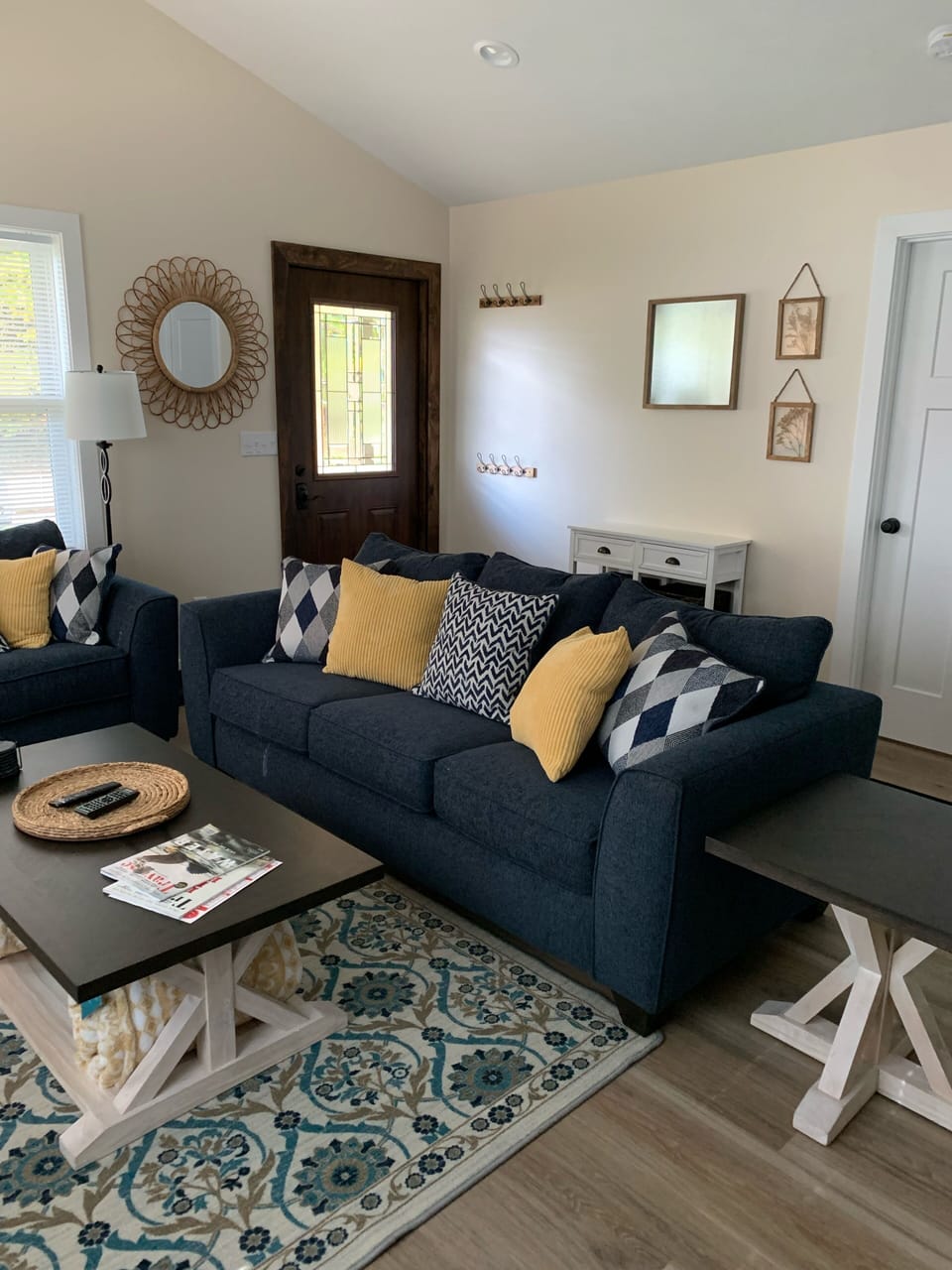 Cozy living room w/smart TV and DVDs. Family games/cards and more! Relaxation!