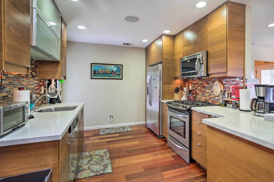 Kitchen | Fully Equipped w/ Cooking Basics