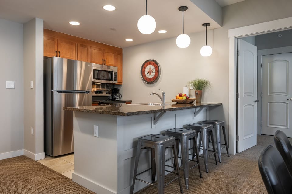 Seating for four at the kitchen bar area