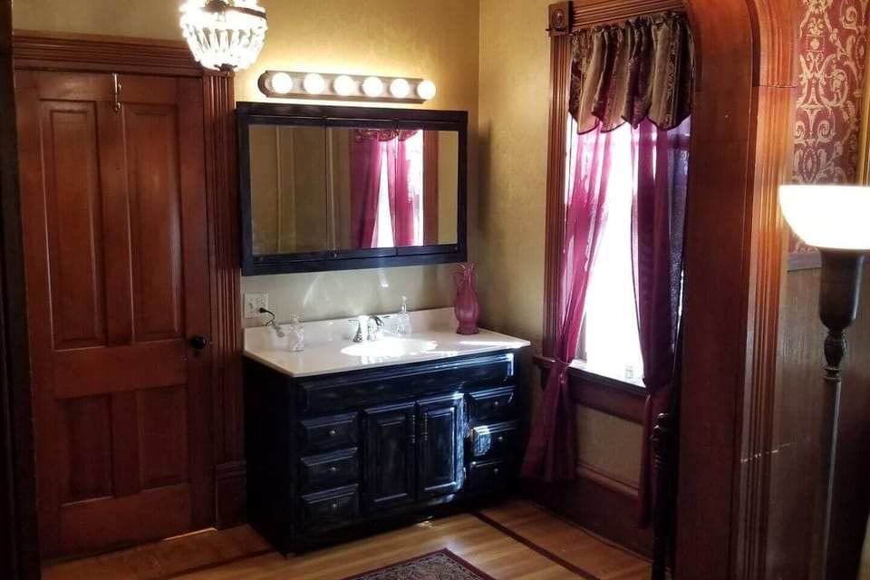 2nd Floor Wine Suite Dressing Room