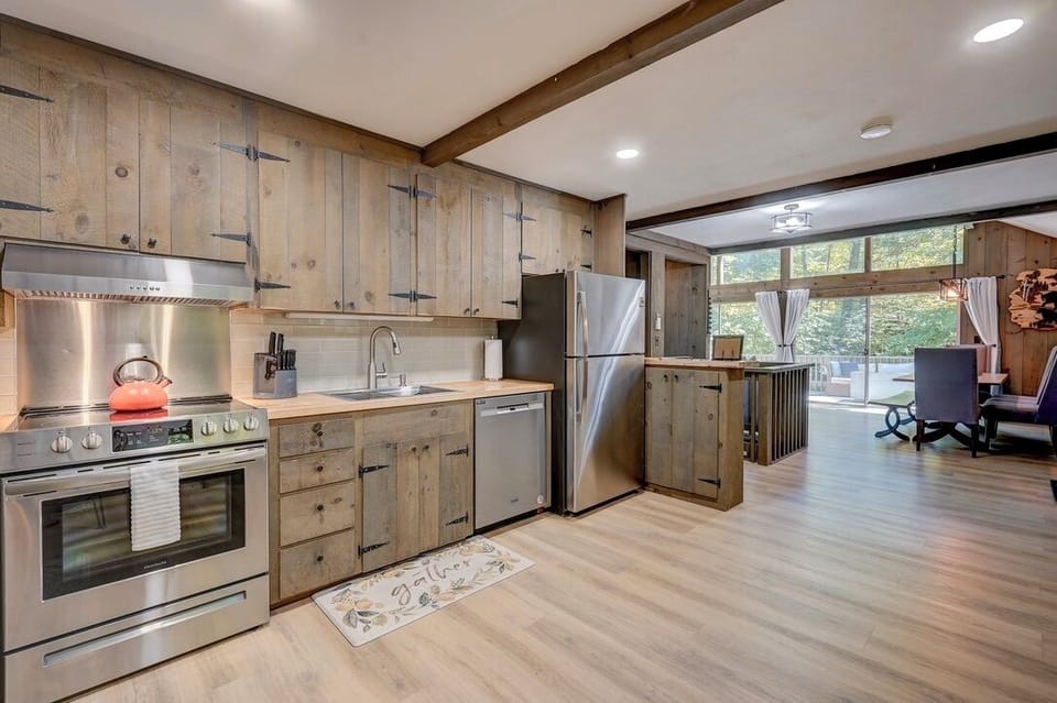 Fully Stocked Kitchen

