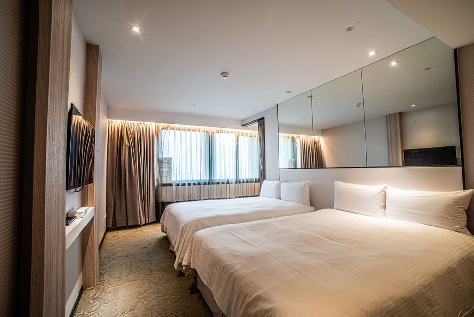 Family Quadruple Room | Desk, soundproofing, WiFi (free), bed sheets