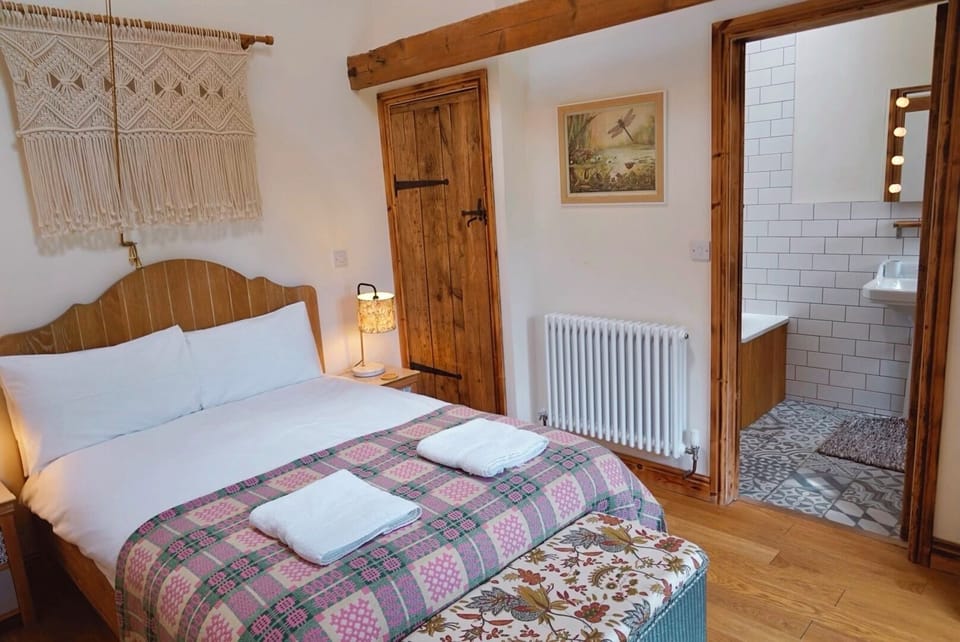 House | 1 bedroom, iron/ironing board, free WiFi, bed sheets