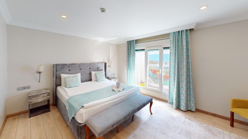Standard Room, 1 Bedroom, Corner | Premium bedding, in-room safe, desk, laptop workspace