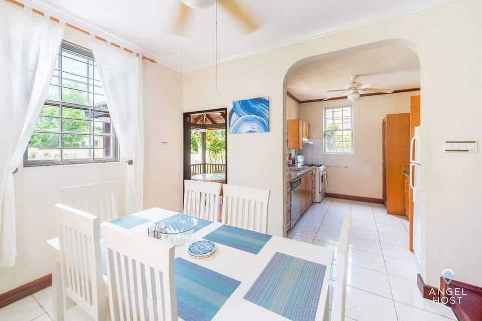 Lovely dining area off the kitchen w/ table for 6