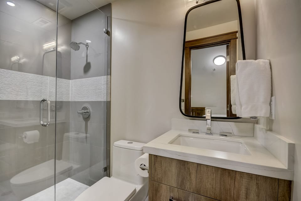 Attached Bathroom for Twin Bedroom