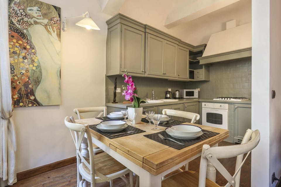 Basic Apartment, Multiple Beds | Private kitchen | Fridge, microwave, oven, stovetop