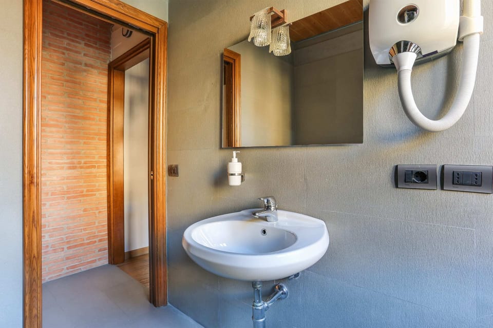 Basic Apartment, Multiple Beds | Bathroom | Shower, hair dryer, towels, soap