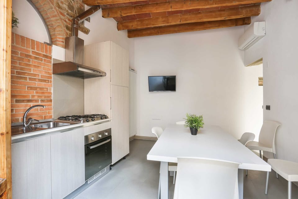Basic Apartment, Multiple Beds | Private kitchen | Fridge, oven, stovetop, dishwasher