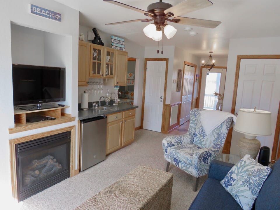 First floor Lounge - Each level of this beauty has a lounge space to spread out enjoy this mid-level lounge and wet bar just off the hot tub deck.