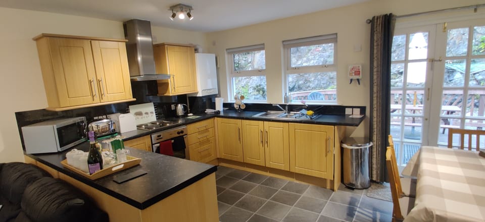 Luxury Cottage, Ensuite, Mountain View (The Cobbler Cottage) | Shared kitchen | Highchair
