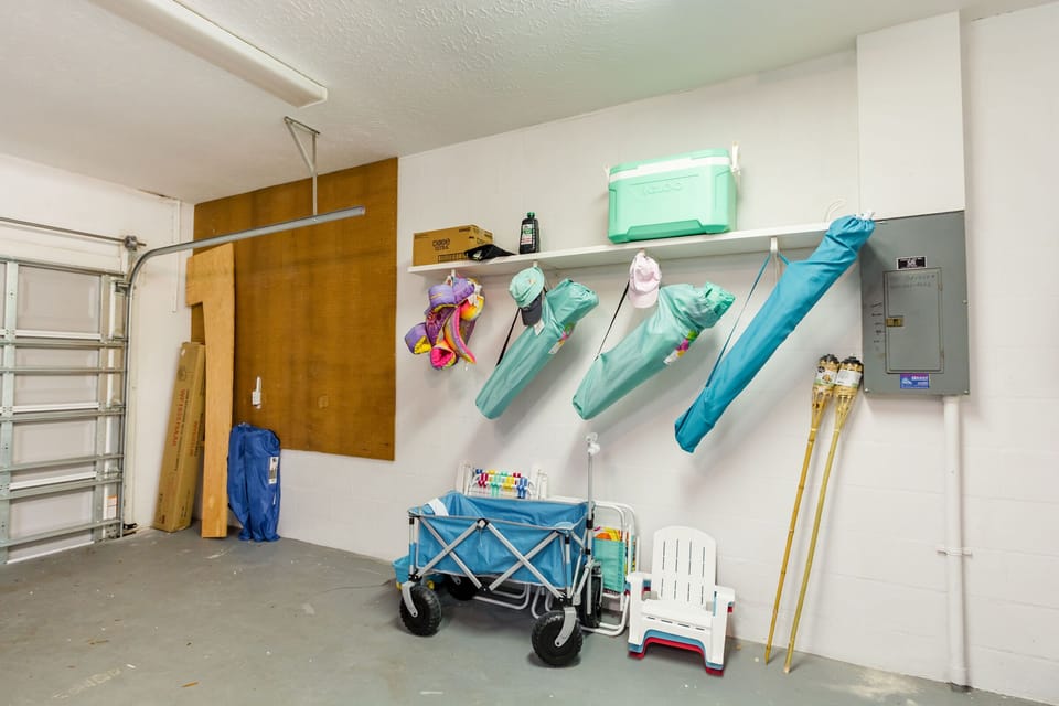 All the beach supplies you need, plus beach towels and 4 bikes! 