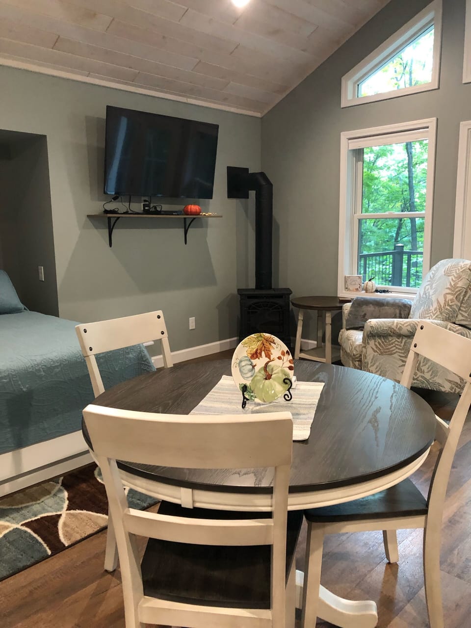 Dining table (additional bar seating)