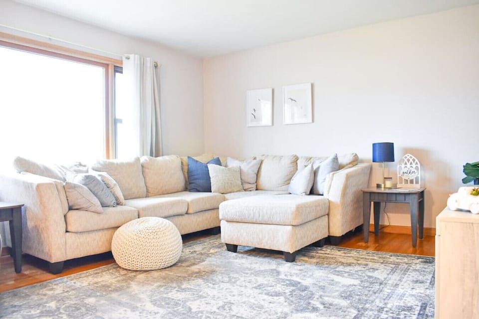 Welcome to our cozy living room! This inviting space is the perfect place to curl up and relax. With its plush seating, soft lighting, and warm atmosphere, you`ll feel right at home in this comfortable and inviting room. Whether you`re enjoying a good boo