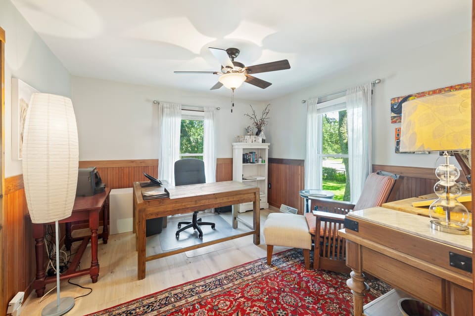 Office with Desk Space - Perfect to work from home